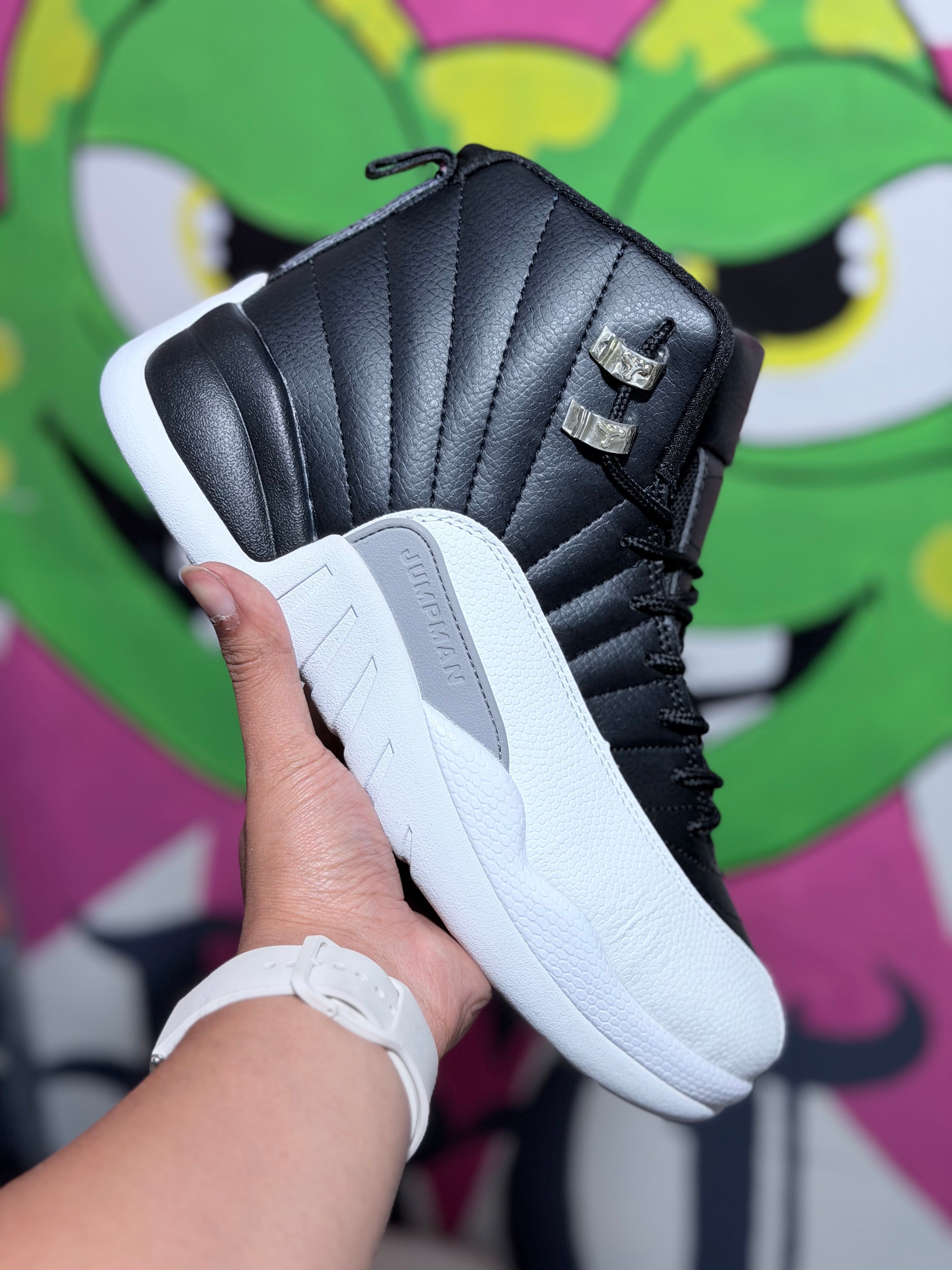 Retro 12 black and white