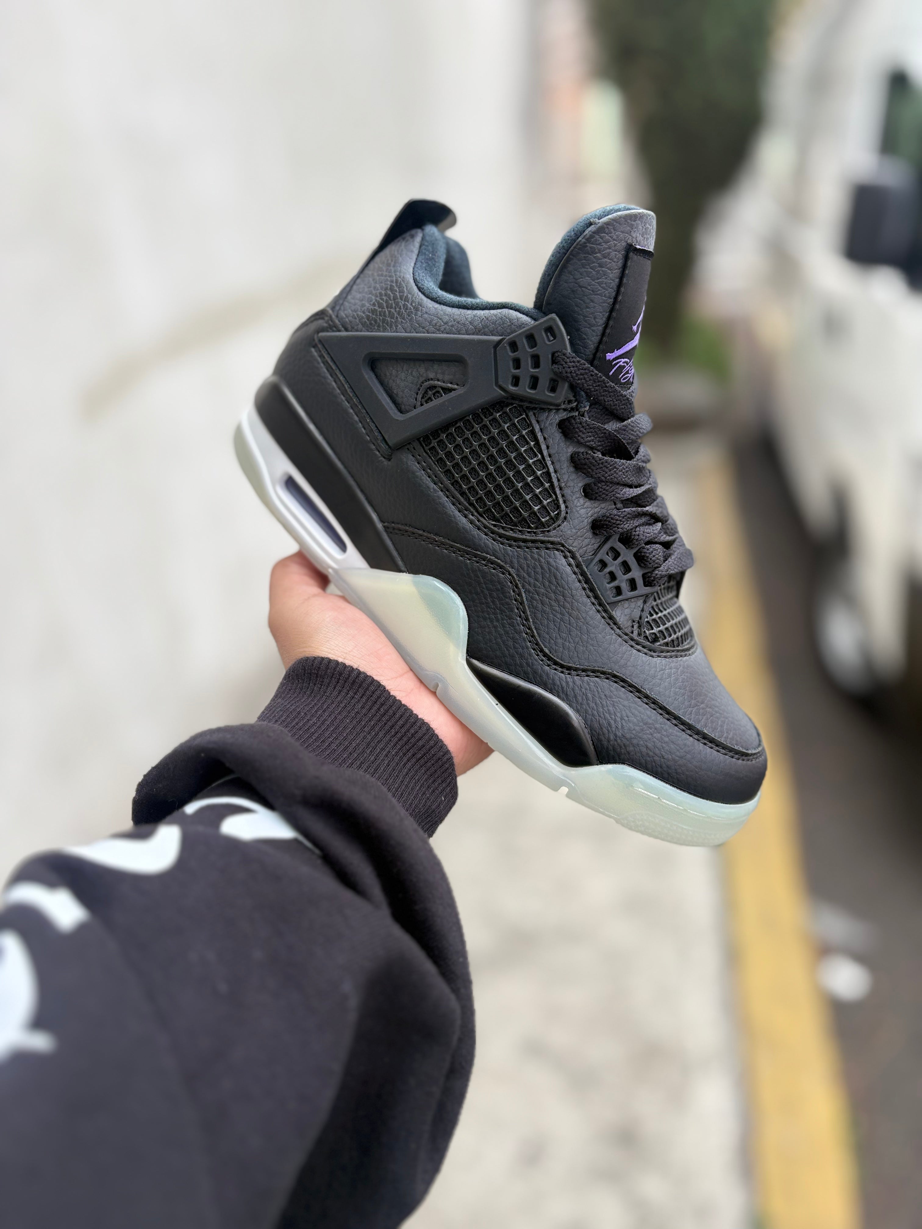 R 4 negro , morado