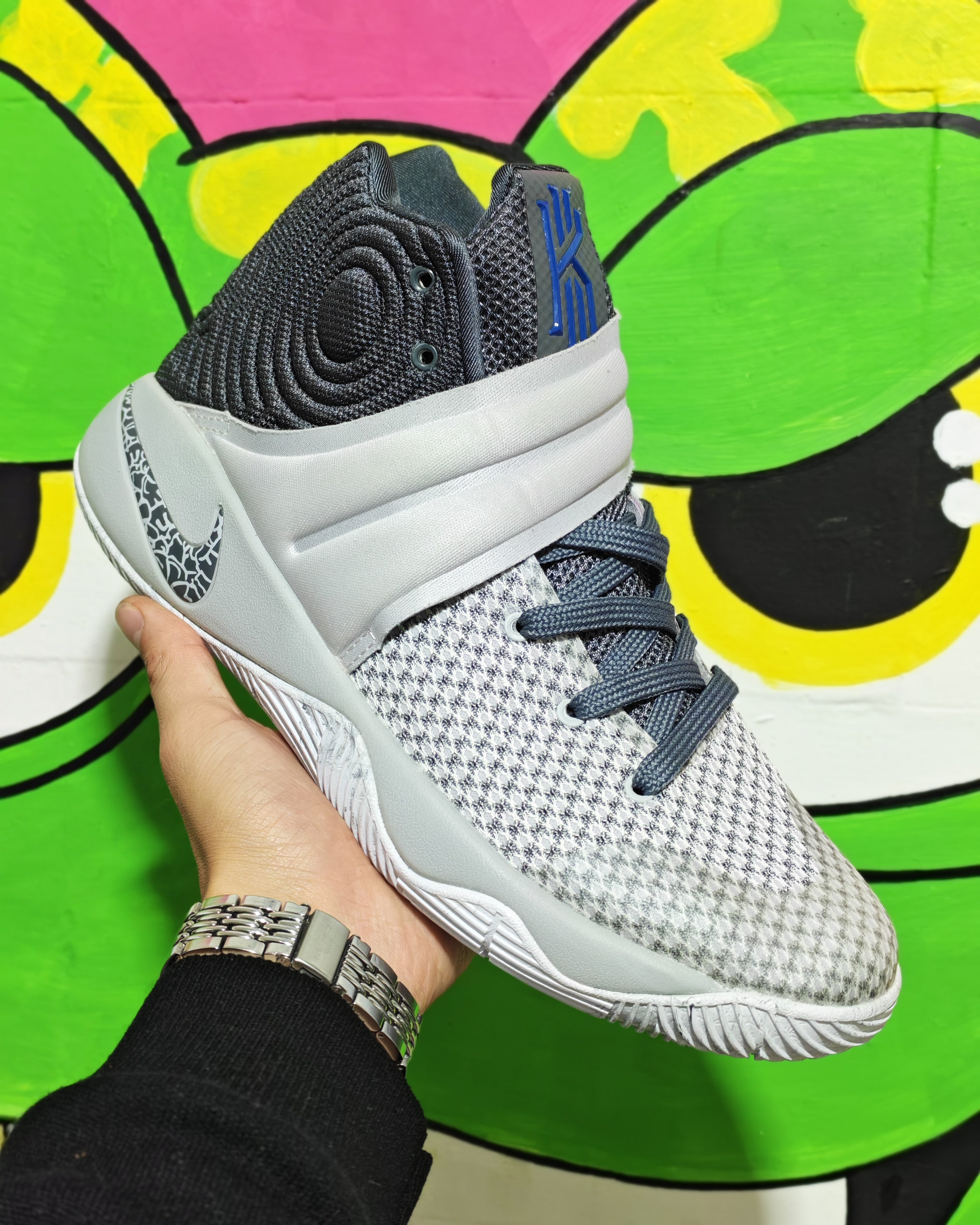 Nike Kyrie 2 en color "Wolf Grey"